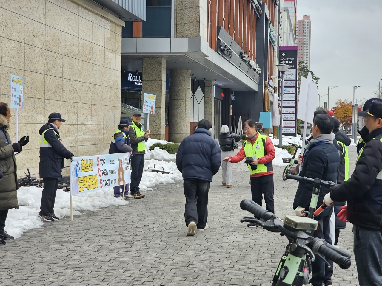 연수구 송도3동 주민자치회는 지난달 30일 송도3동 일대에서 청소년 도박의 위험성에 대한 인식과 사회적 관심을 높이고자 청소년 도박 예방·치유를 위한 캠페인 활동을 했다